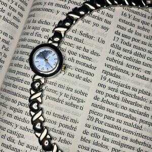 silver watch 🕑🪙 ,blue face 🔷, features stainless steel bracelet band ⛓️